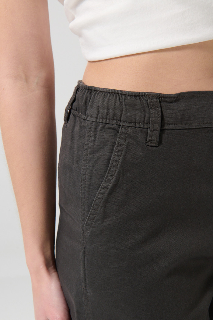 Pantalón cargo unicolor con bolsillos y tiro alto