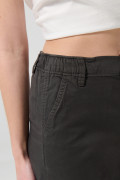 Pantalón cargo unicolor con bolsillos y tiro alto