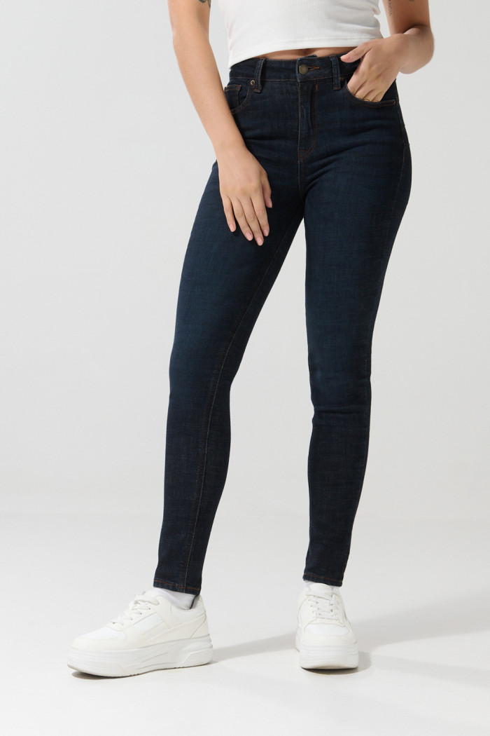 Jean tiro alto push up azul intenso con pretina sencilla