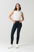 Jean tiro alto push up azul intenso con pretina sencilla