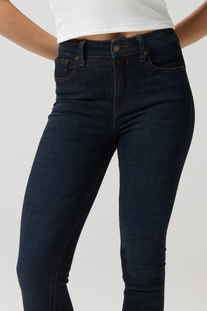 Jean tiro alto push up azul intenso con pretina sencilla