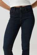 Jean tiro alto push up azul intenso con pretina sencilla