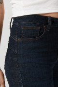 Jean tiro alto push up azul intenso con pretina sencilla