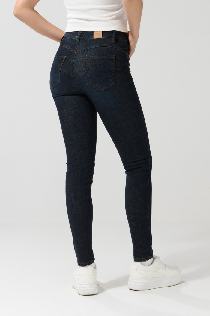 Jean tiro alto push up azul intenso con pretina sencilla