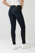 Jean tiro alto push up azul intenso con pretina sencilla