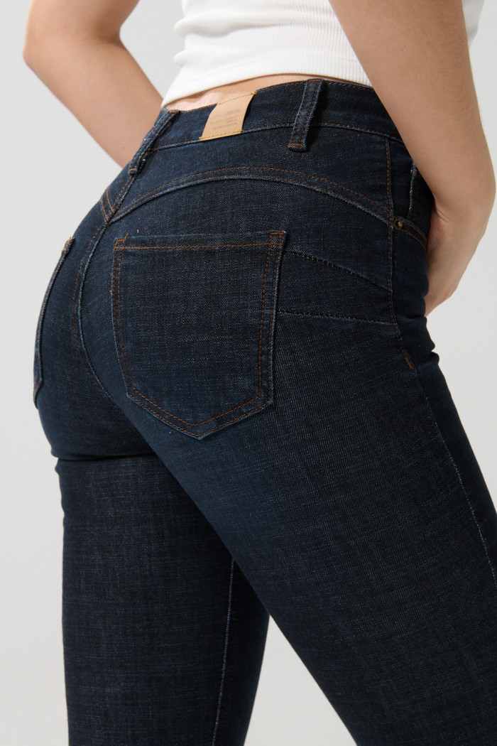 Jean tiro alto push up azul intenso con pretina sencilla