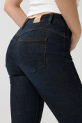Jean tiro alto push up azul intenso con pretina sencilla