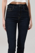 Jean jegging ceñido azul intenso con tiro súper alto