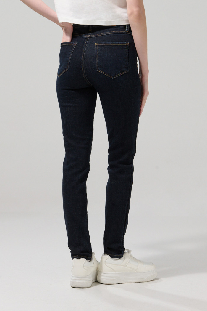 Jean jegging ceñido azul intenso con tiro súper alto