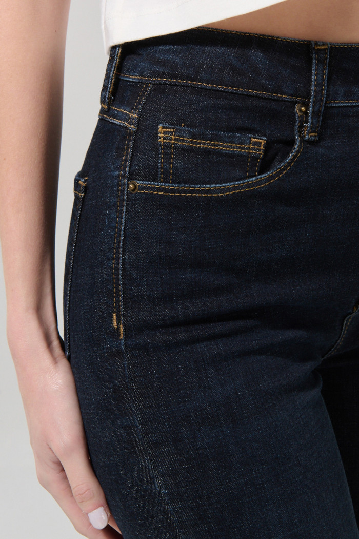 Jean jegging ceñido azul intenso con tiro súper alto