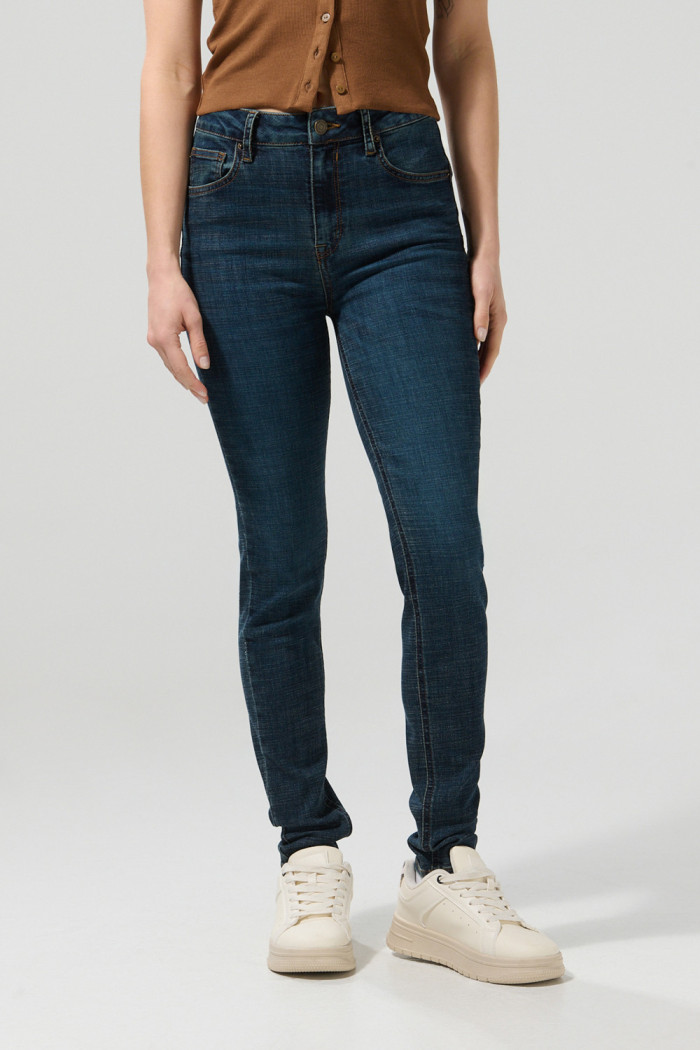 Jean azul oscuro push up con tiro alto, realce y bolsillos