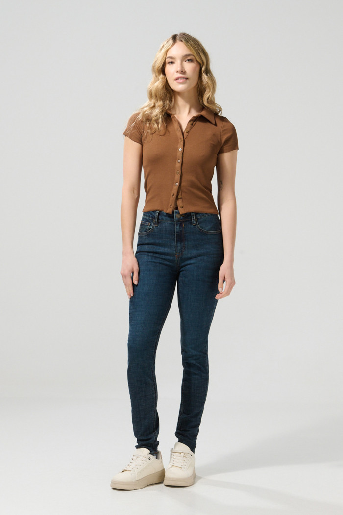 Jean azul oscuro push up con tiro alto, realce y bolsillos