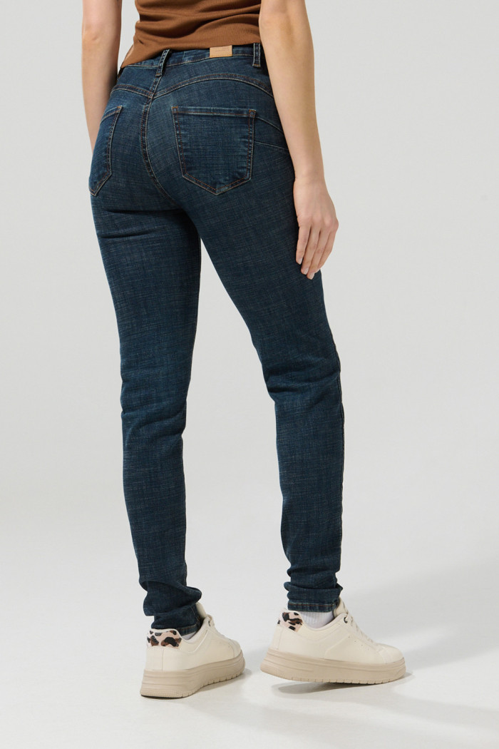 Jean azul oscuro push up con tiro alto, realce y bolsillos
