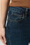 Jean azul oscuro push up con tiro alto, realce y bolsillos
