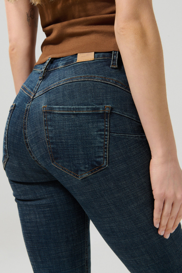 Jean azul oscuro push up con tiro alto, realce y bolsillos