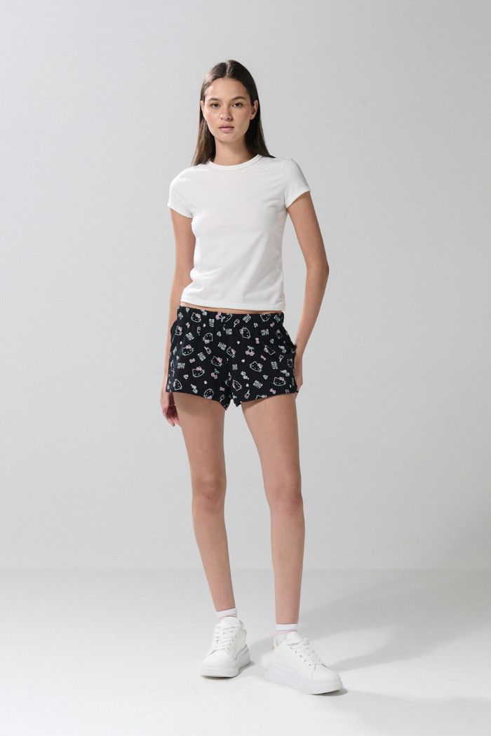Short negro con cintura elástica y diseños de Hello Kitty