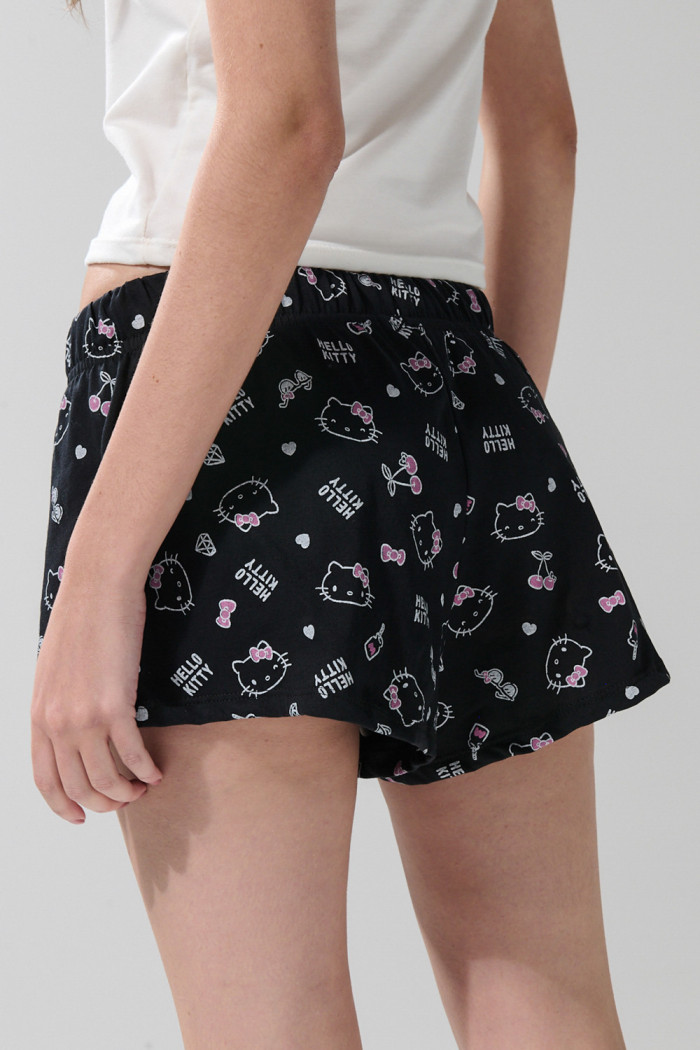 Short negro con cintura elástica y diseños de Hello Kitty