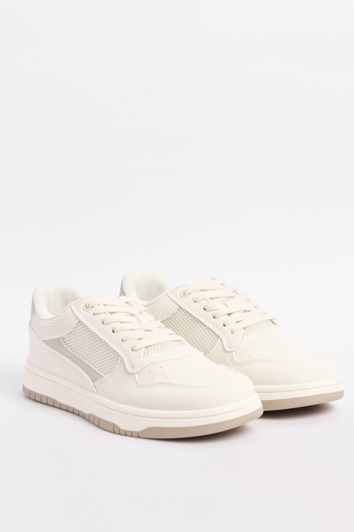 Tenis casuales cremas con perforaciones y contraste posterior