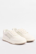 Tenis casuales cremas con perforaciones y contraste posterior