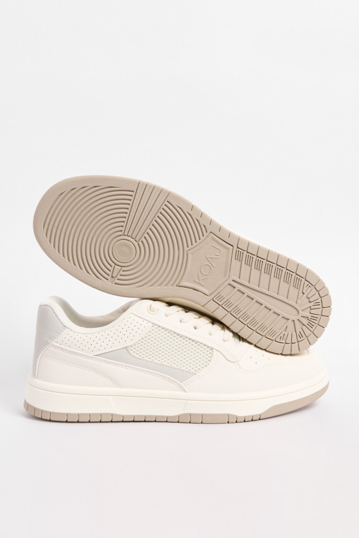 Tenis casuales cremas con perforaciones y contraste posterior
