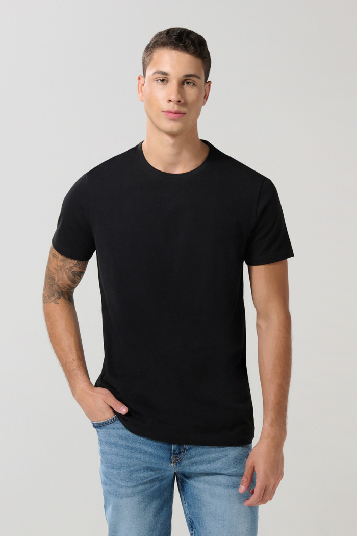 Camiseta unicolor cuello redondo ajustada en algodón