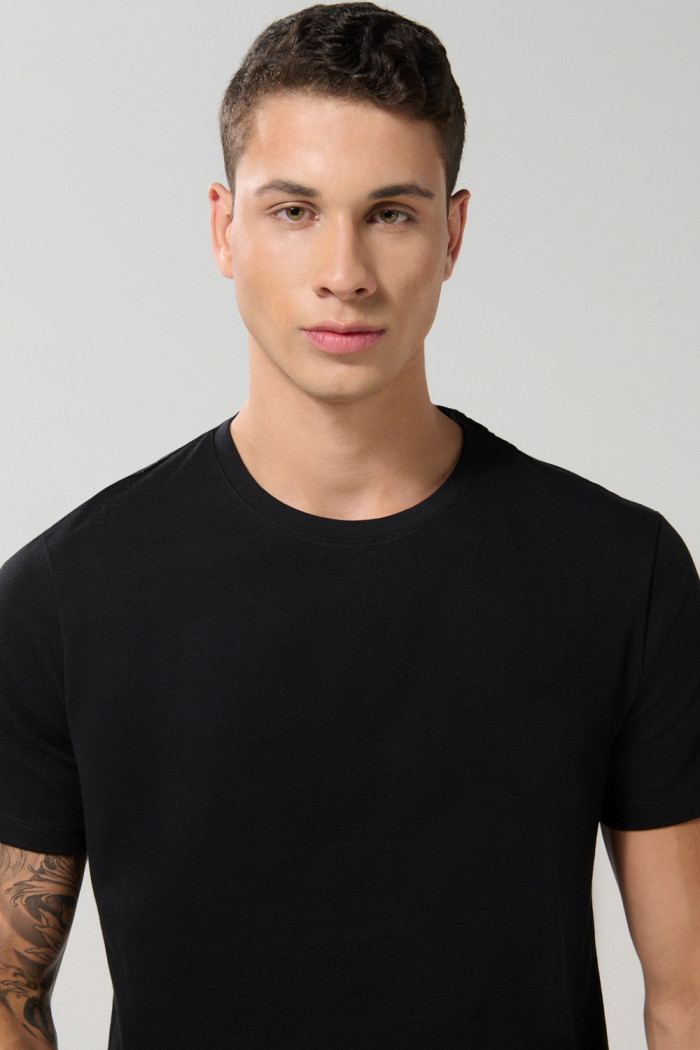 Camiseta unicolor cuello redondo ajustada en algodón