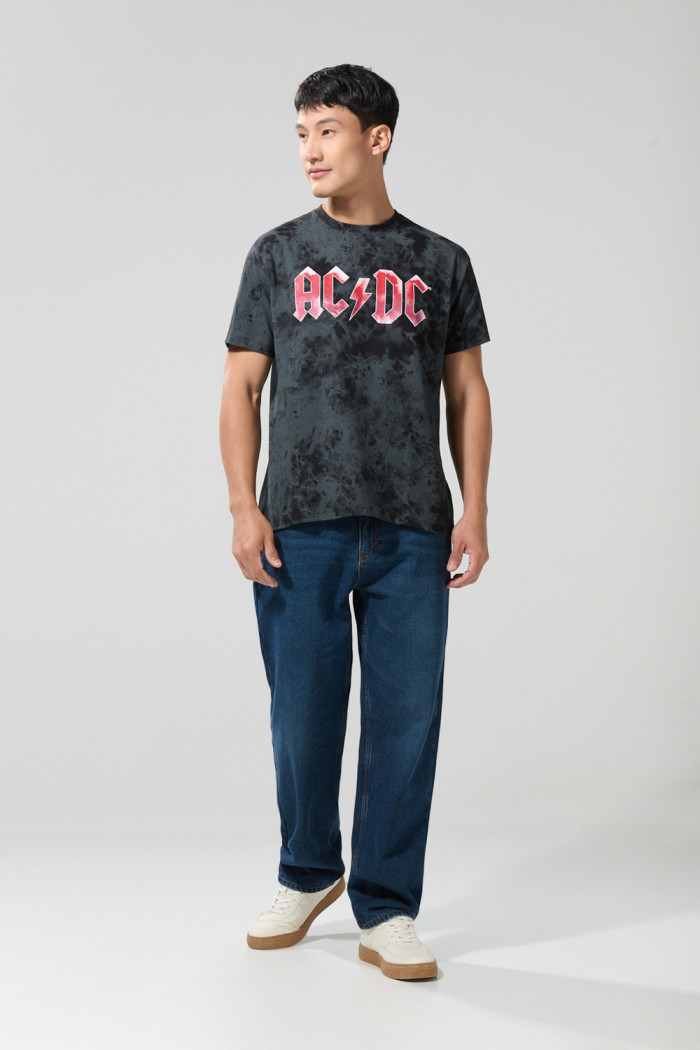 Camiseta negra tie dye manga corta con arte de AC/DC

