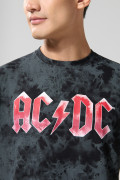Camiseta negra tie dye manga corta con arte de AC/DC
