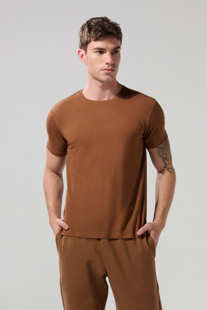 Camiseta en viscosa unicolor ajustada con manga corta