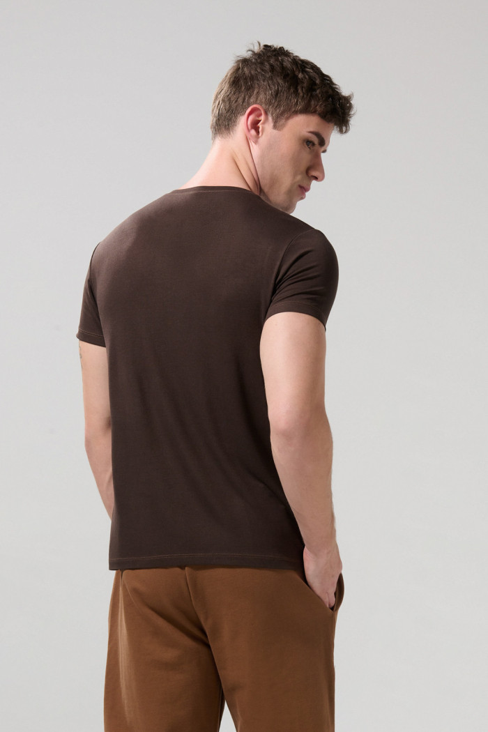 Camiseta en viscosa unicolor ajustada con manga corta