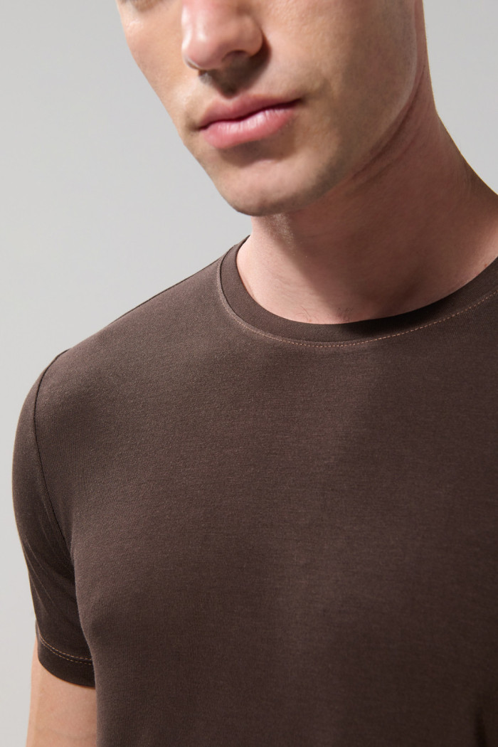 Camiseta en viscosa unicolor ajustada con manga corta