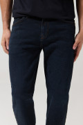 Jean slim 5 bolsillos azul intenso tiro bajo con fit ceñido