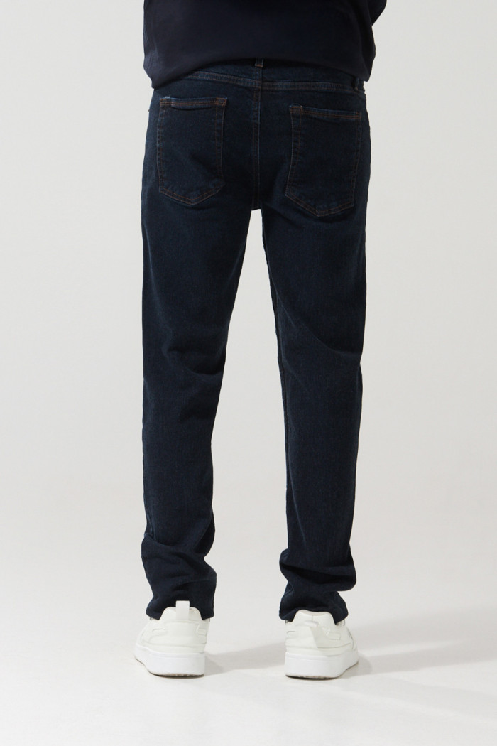 Jean slim 5 bolsillos azul intenso tiro bajo con fit ceñido