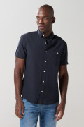 Camisa unicolor con bolsillo y cuello button down