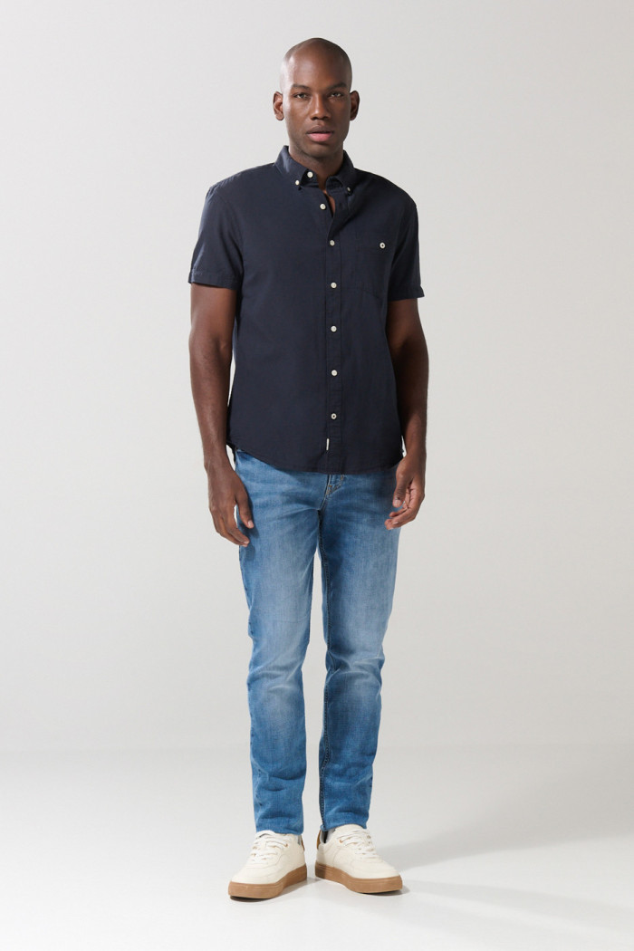 Camisa unicolor con bolsillo y cuello button down