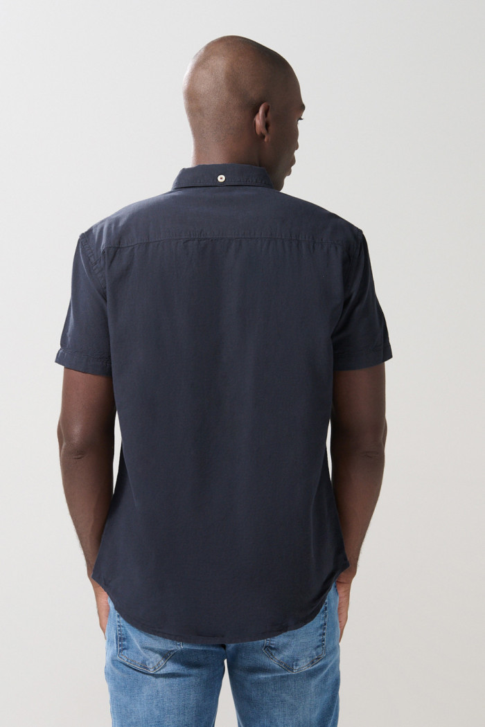 Camisa unicolor con bolsillo y cuello button down