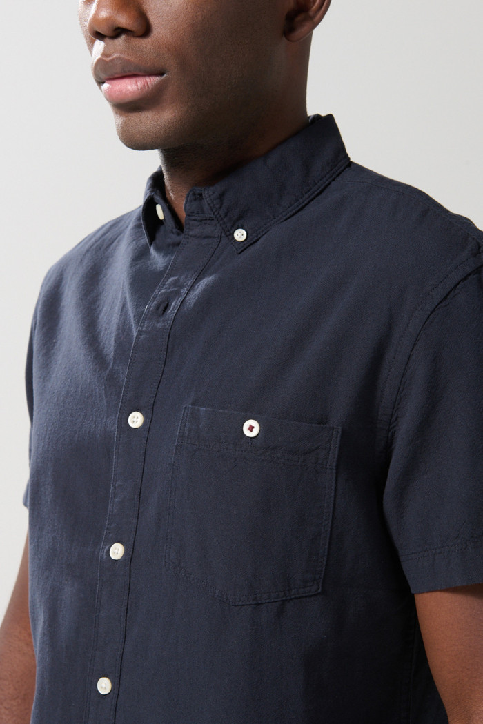 Camisa unicolor con bolsillo y cuello button down