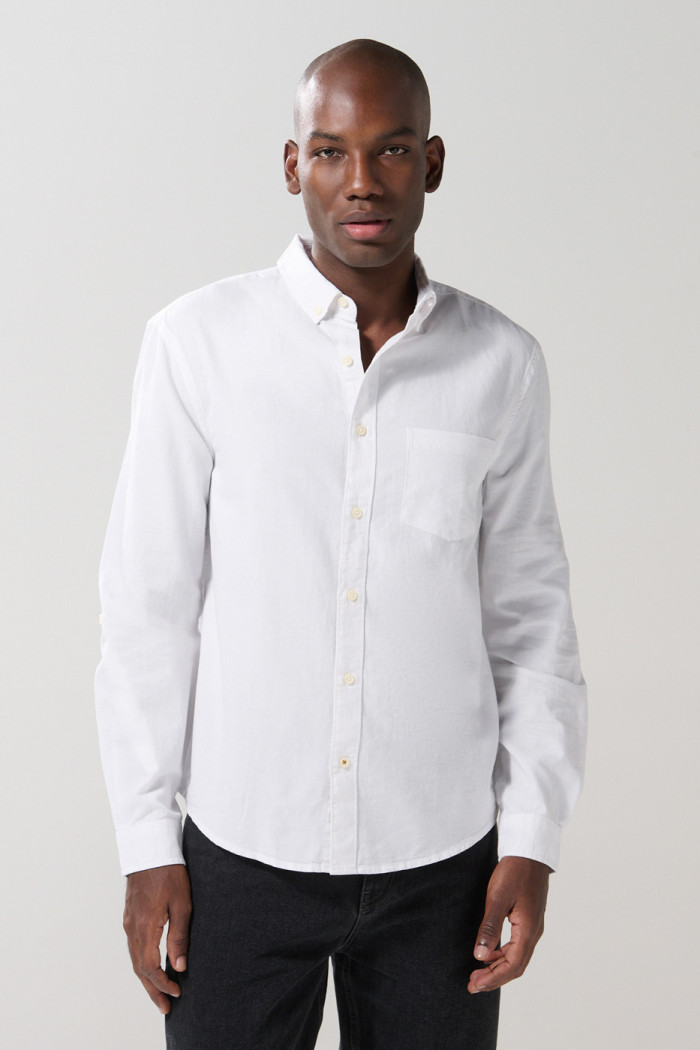 Camisa unicolor cuello button down con charreteras
