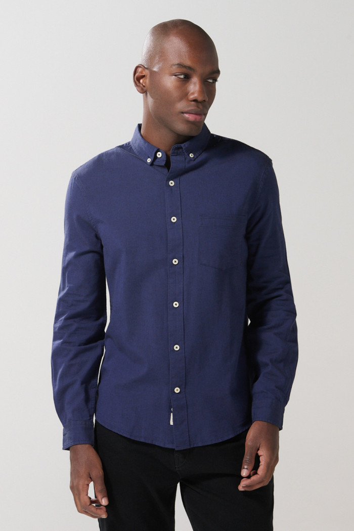 Camisa unicolor cuello button down con charreteras