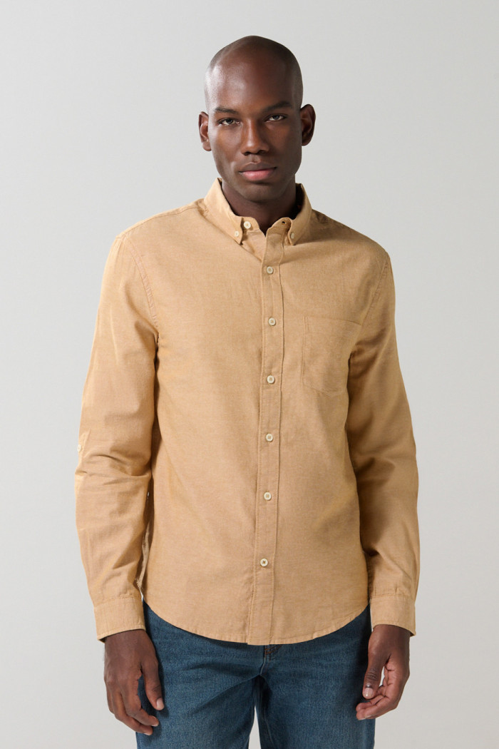 Camisa unicolor cuello button down con charreteras