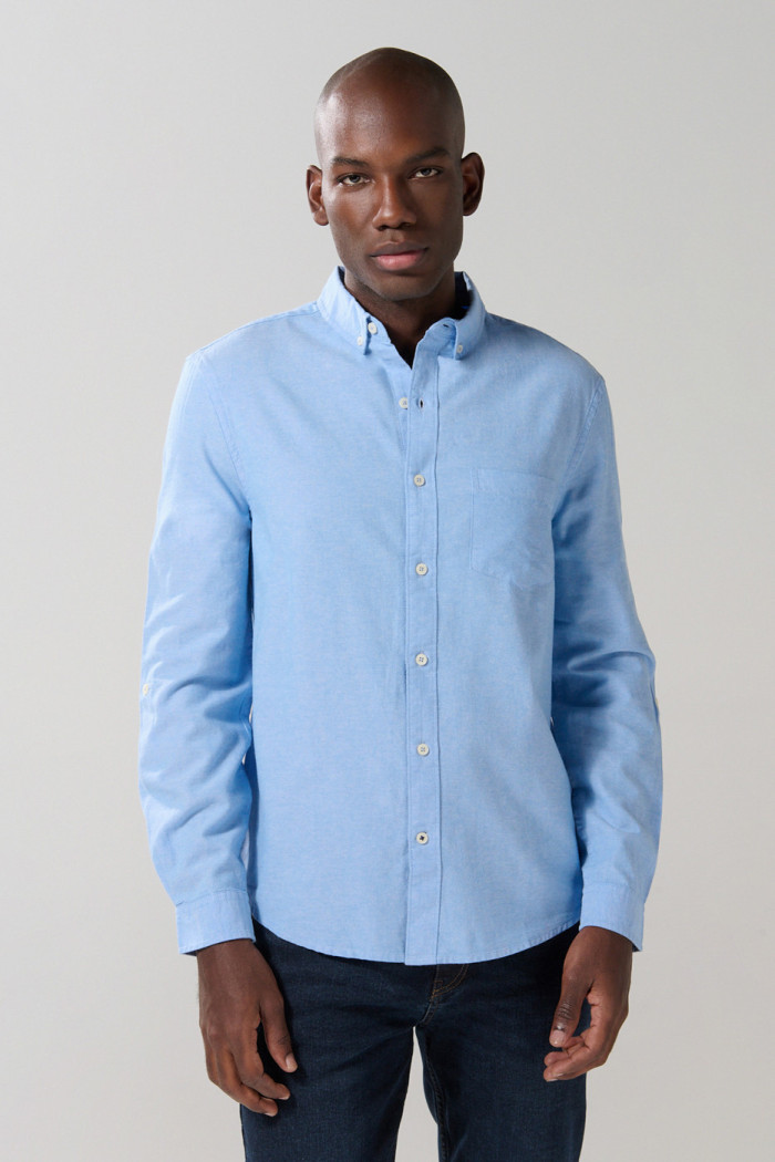 Camisa unicolor cuello button down con charreteras