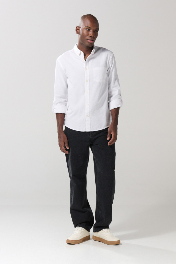 Camisa unicolor cuello button down con charreteras