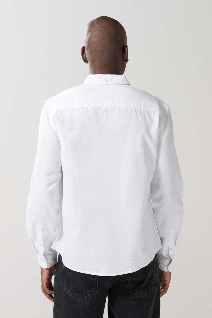 Camisa unicolor cuello button down con charreteras