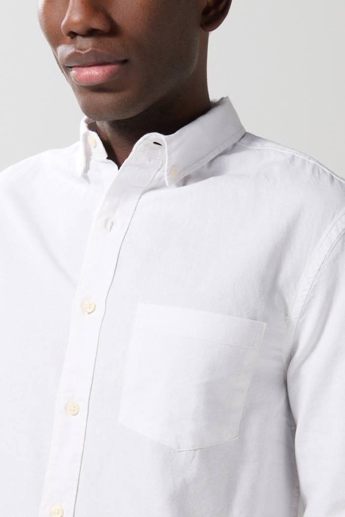 Camisa unicolor cuello button down con charreteras