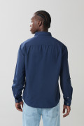 Camisa cuello sport collar unicolor en algodón con botones