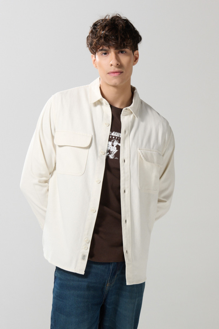 Sobrecamisa con doble bolsillo unicolor y manga larga