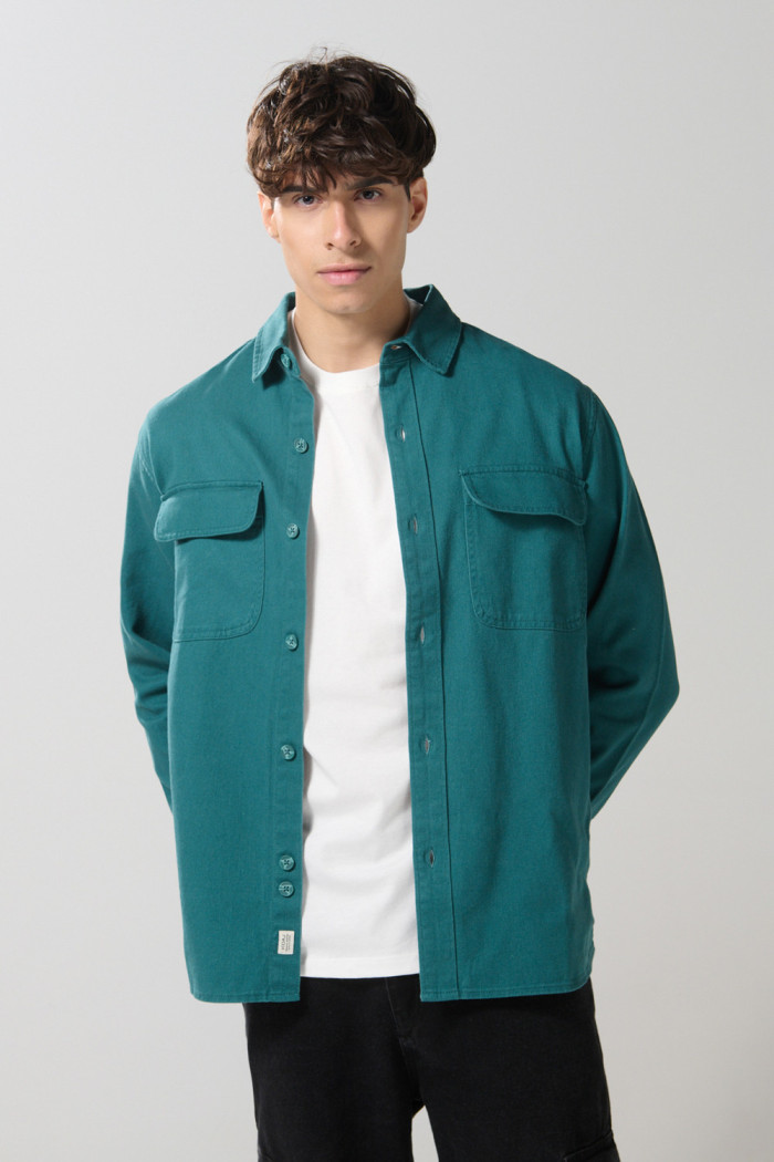 Sobrecamisa con doble bolsillo unicolor y manga larga