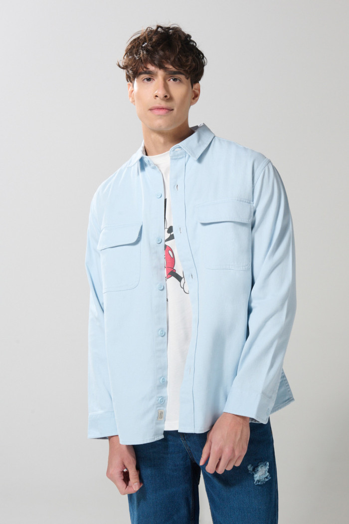 Sobrecamisa con doble bolsillo unicolor y manga larga