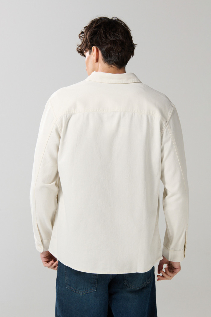 Sobrecamisa con doble bolsillo unicolor y manga larga
