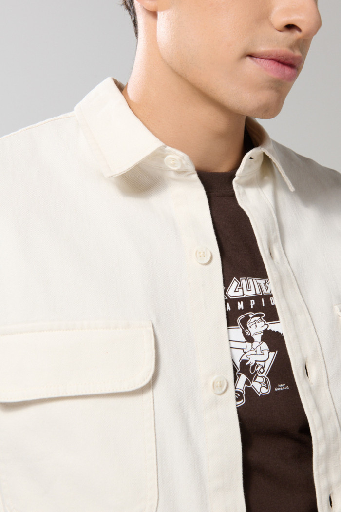 Sobrecamisa con doble bolsillo unicolor y manga larga